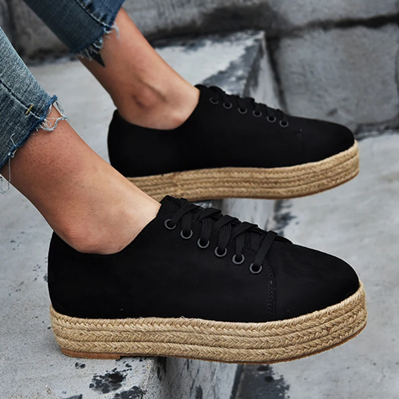 Женские кроссовки леопардовой расцветки на высокой плоской подошве лоферы