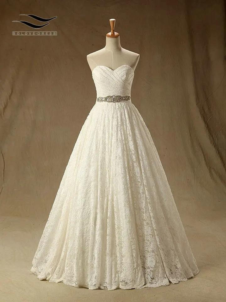 Кружевное свадебное платье в пол трапециевидного силуэта с поясом без шлейфа на