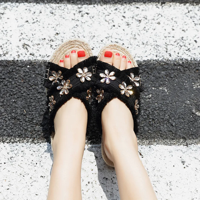 Плетеные Шлепанцы из соломы Летняя женская обувь с перекрестными ремешками