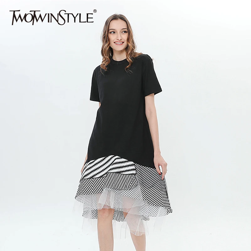 Женское платье с коротким рукавом TWOTWINSTYLE асимметричное средней длины в полоску