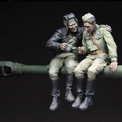 

1/35 soldier at rest, Two people, Contain tank gun rod Military scene combination kit soldiers GK Uncoated No colour