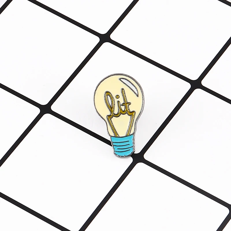 Мультяшная брошь в виде лампочки булавка кнопка сплав эмаль желтая ежедневная