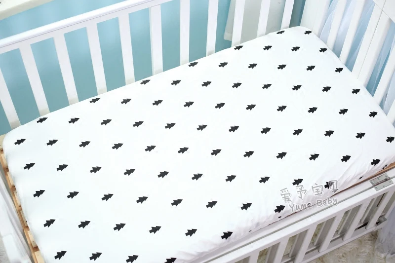 Черный белый треугольный в горошек полоску с изображением деревьев покрывало