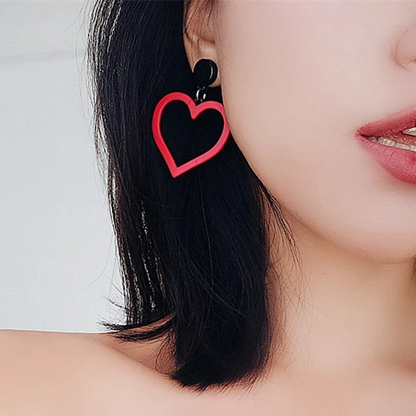 2017 эффектная мода букле D'oreille Sweety выдалбливают акриловые красное сердце Шарм