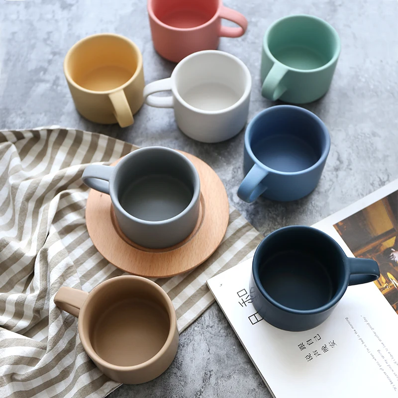 Индивидуальная белая фарфоровая рельефная керамическая кружка элегантная