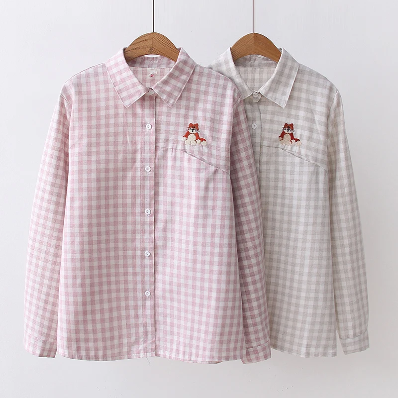 Блузка женская белая на кнопках с длинным рукавом милой вышивкой |