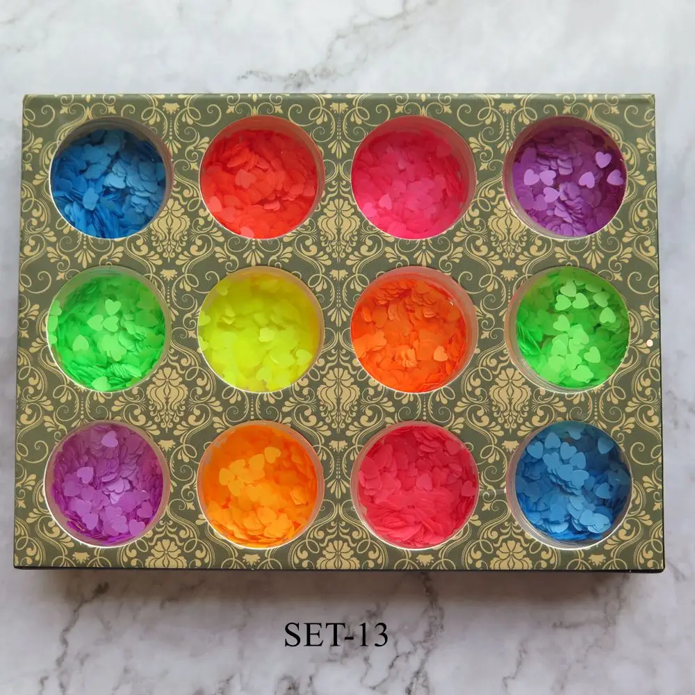 Набор для ногтевого дизайна из разных блесток: ракушки, горошки, круги и заклепки.