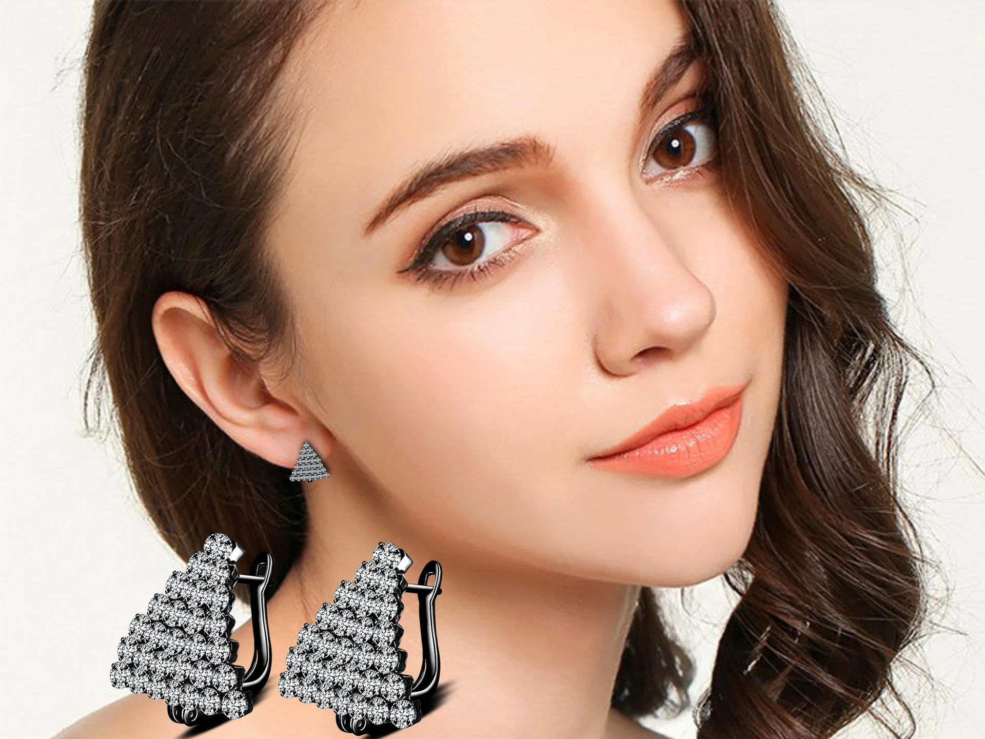 Женские Треугольные Серьги-гвоздики с кристаллами серебристого цвета |