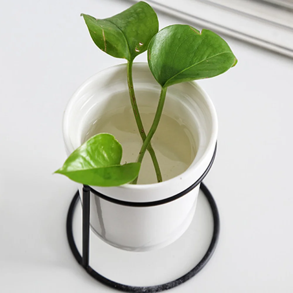 Простой керамический цветочный горшок для растений с железной стойкой держатель