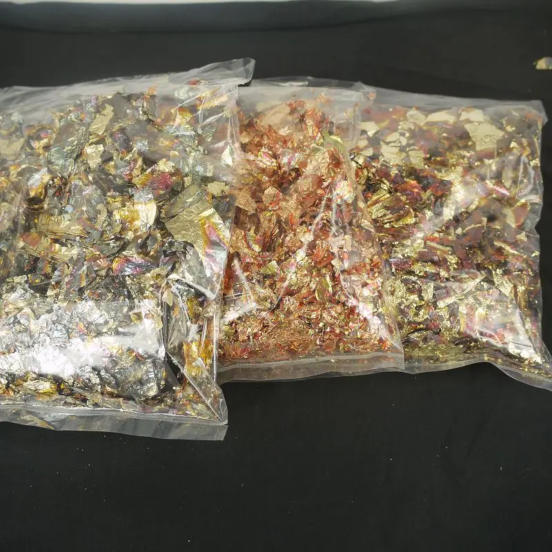 Фрагмент фольги из разноцветного золота лист золотой красного зеленого синего