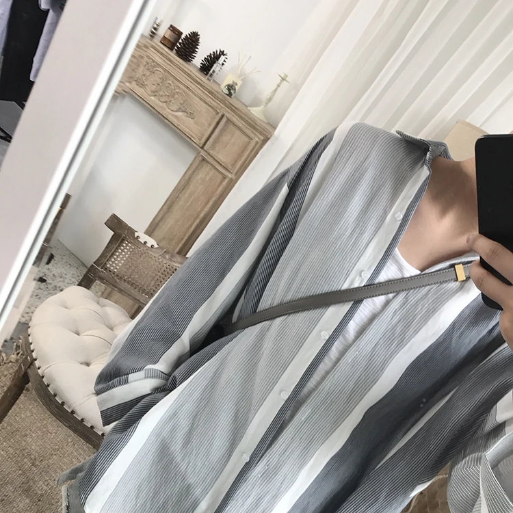 

Men's gray streaks with a simple silhouette of the Korean wind school style retro sun protection shirt