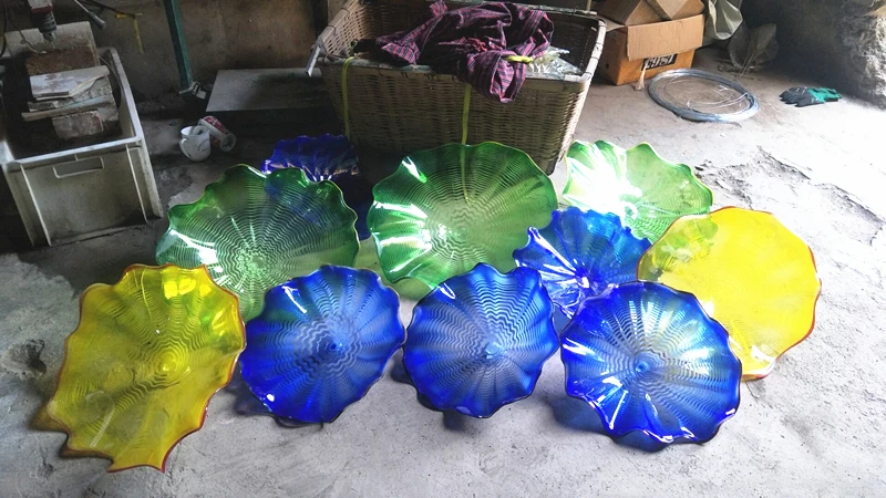 

Elegant Art Decor Luxury Hand Blown Glass Hanging Plates Wall Arts Irregular Wave Shape Style Murano Glass Plates
