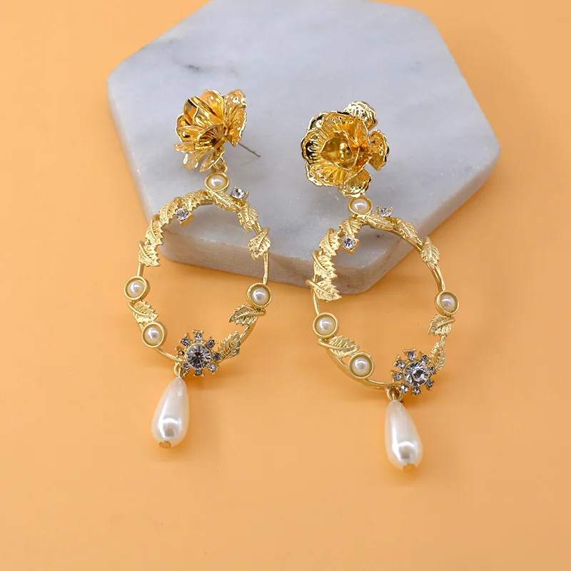 Винтажные серьги в виде золотых цветочных листочков барочные Брендовые