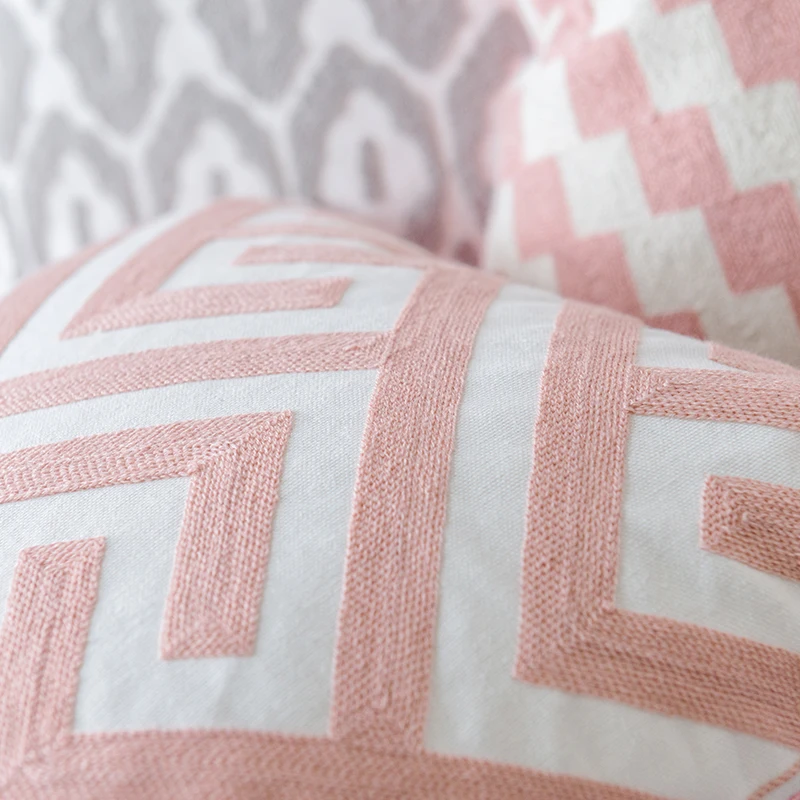 Наволочка с вышивкой в скандинавском стиле геометрическим рисунком серый