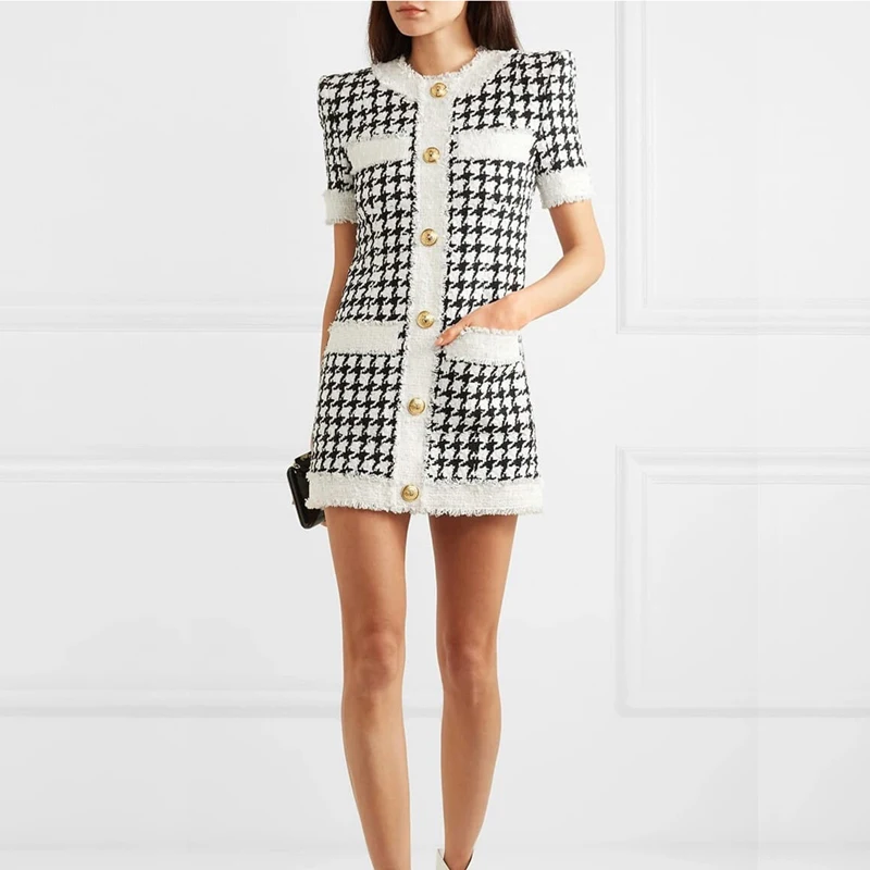 Женское приталенное платье с коротким рукавом кружевное золотыми пуговицами и