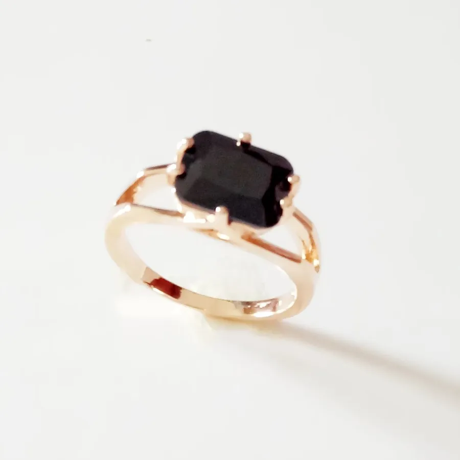 Женский ювелирный комплект из колье серёг и кольца с квадратным фианитом