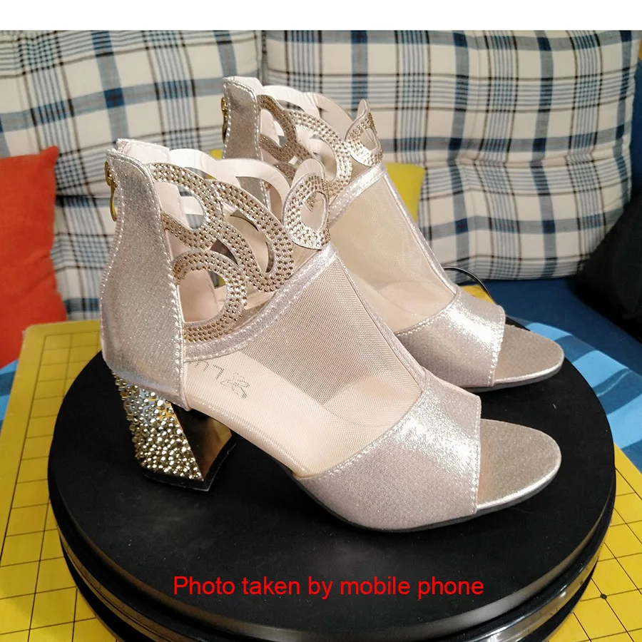 Женские босоножки с открытым носком серебристые сетчатые на толстом каблуке