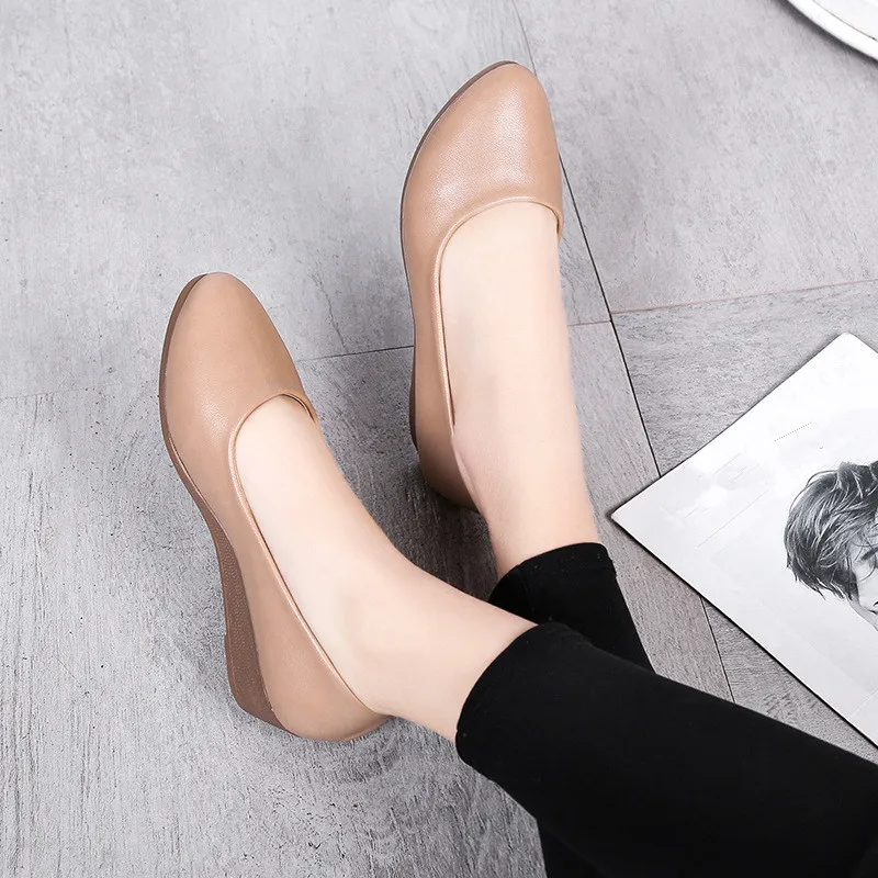Осенние модные женские туфли лодочки женская кожаная обувь на высокой танкетке и