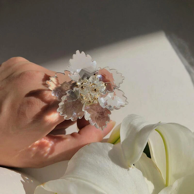 Новые прозрачные серьги-гвоздики с цветком из акрила с золотым бисером и белым украшением из коллекции бренда для женщин.
