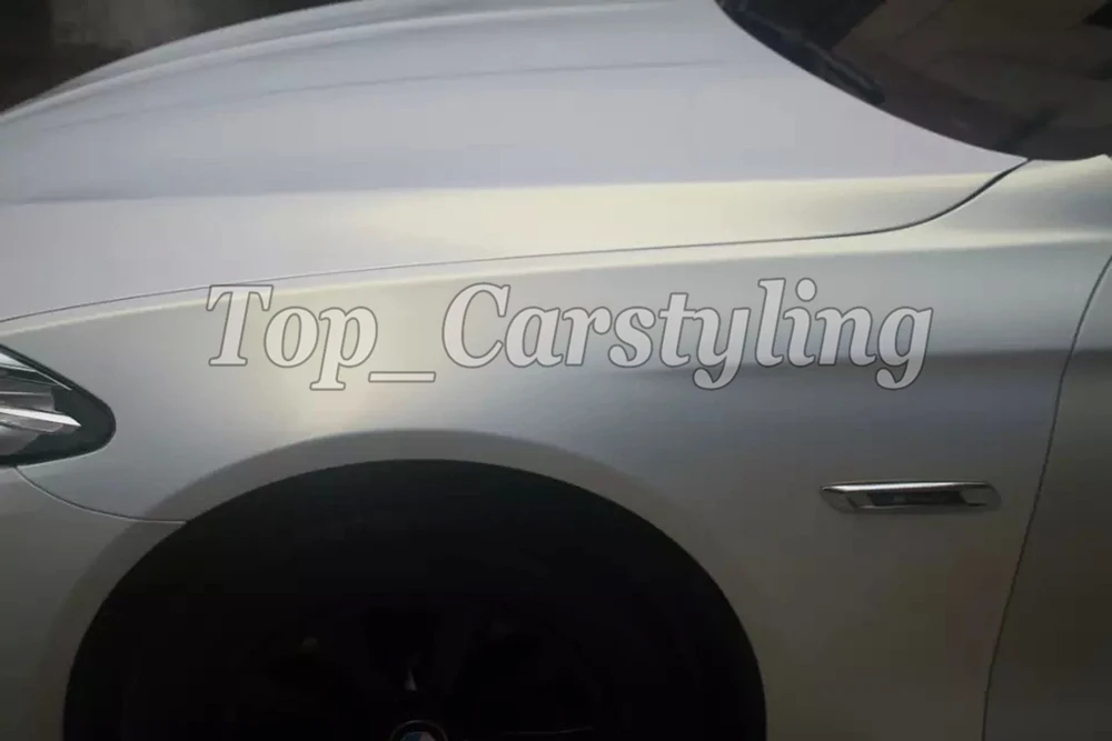 Виниловая пленка для автомобиля матовая атласная белого и золотого цвета без