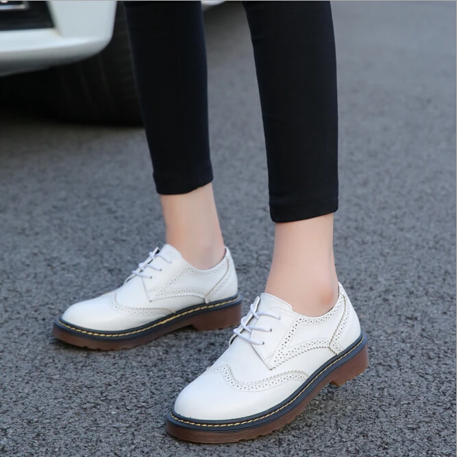 Винтажная обувь женская с перфорацией типа броги на плоской подошве со шнуровкой