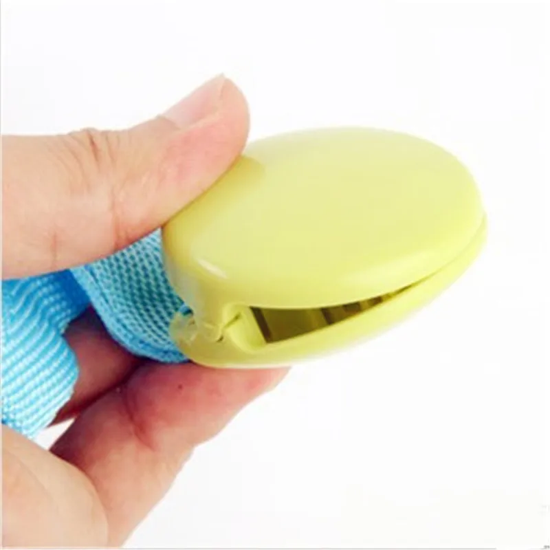 Hot 2pcs/lot Delicate Baby Stroller Accessory Glossy Multicolour Anti Tipi Clip Blanket Clip for Baby Playpen Buggy Accessories