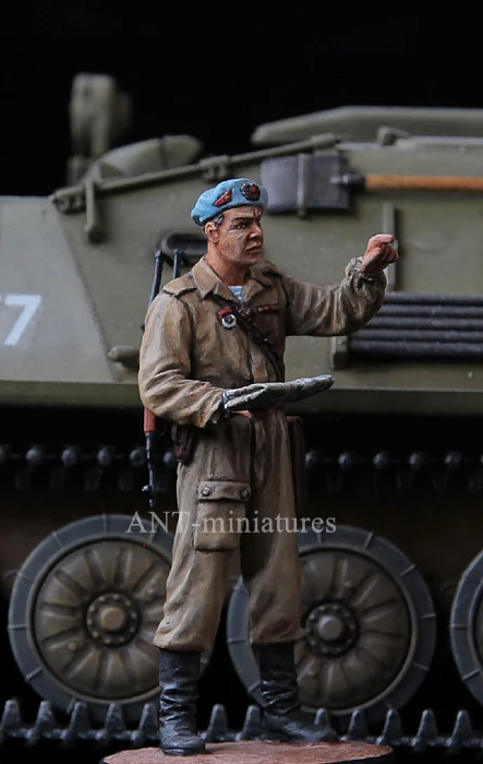 1/35 советский воздушно десантный полицейский в Праге полимерная модель