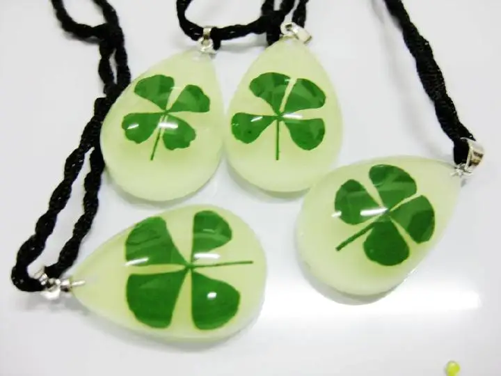 50 шт настоящие четыре листа Счастливый клевер и нашивками трилистника кулон