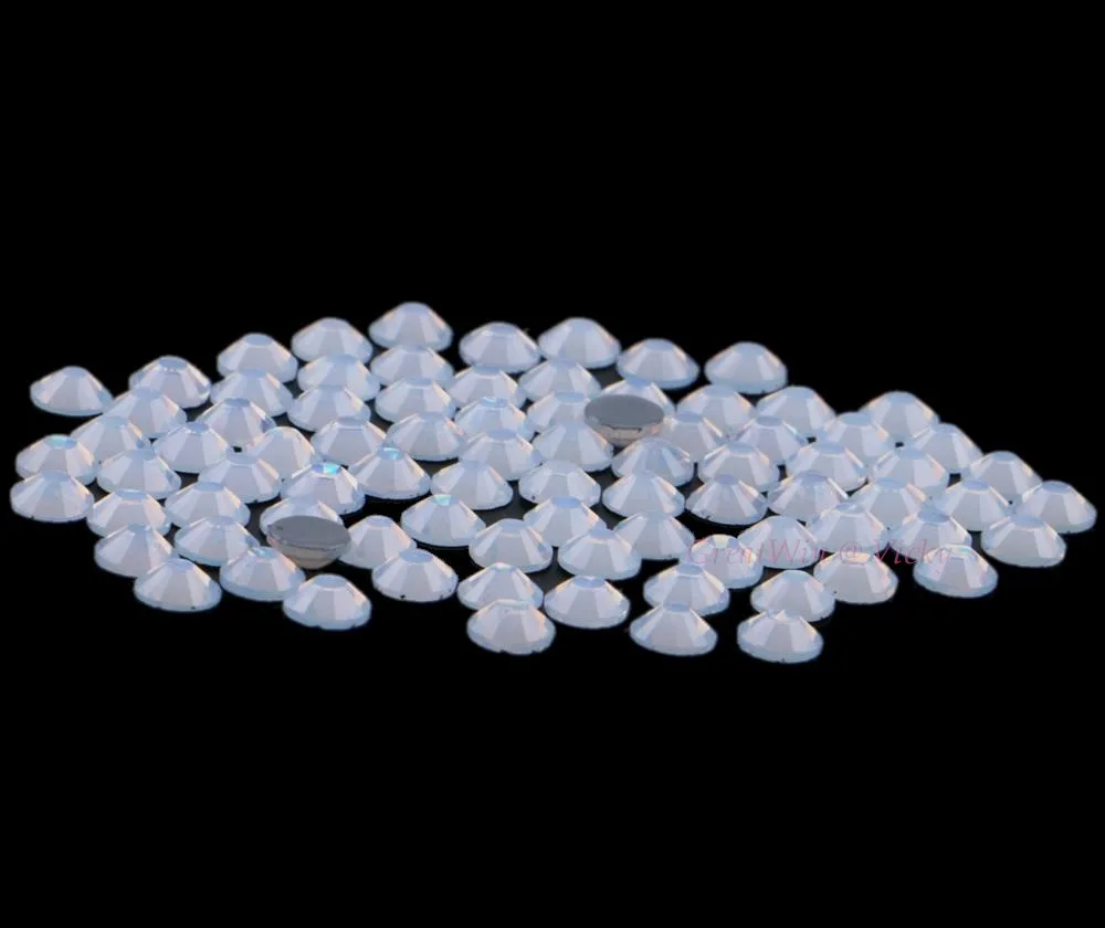 Одежда высшего качества! Формовочные опаловые белые со стразами на клеевой