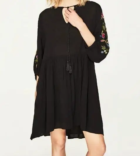 Женское платье с вышивкой короткое разноцветное круглым вырезом коротким