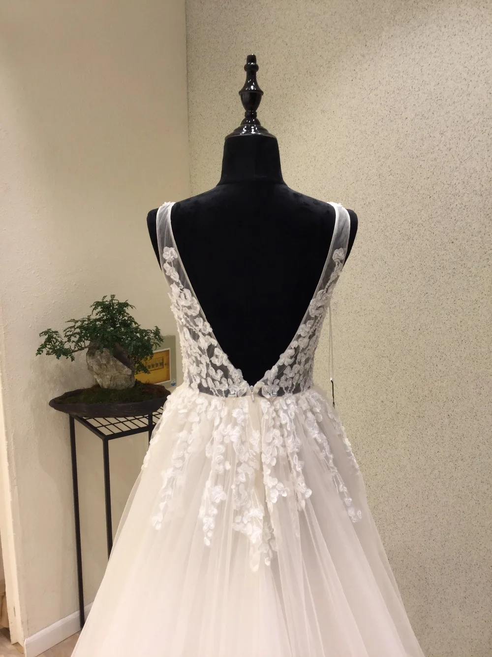 

Vestidos de novia 2020 New Arrival Wedding Dress V-Neck Sleeveless A-Line Court Train Appliques Tulle Backless China Bridal Gown