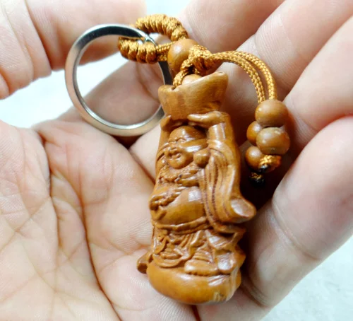 Брелок для ключей из натурального красного дерева с объемной гравировкой брелок