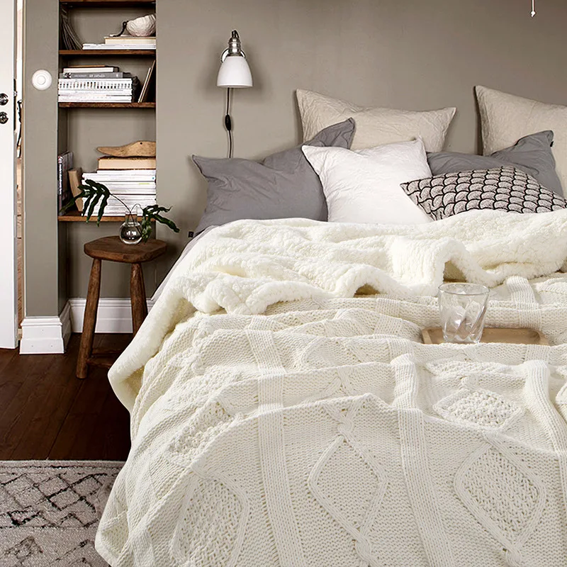 Зимнее однотонное бежевое плотное одеяло на колено вязаное Двухслойное плюшевое