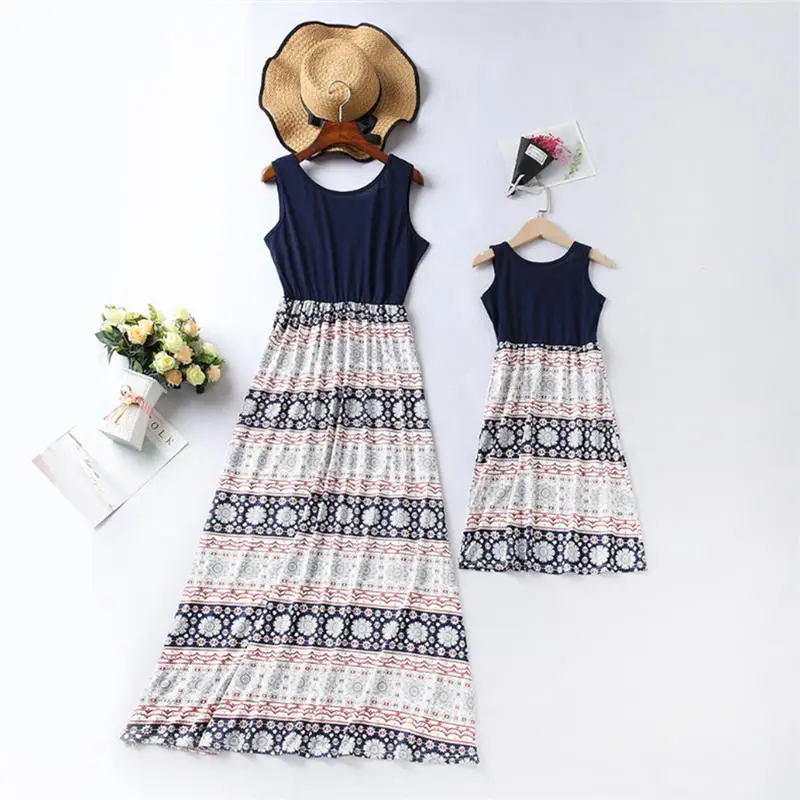Одинаковые комплекты для семьи платье мамы и дочки летнее без рукавов вечеринки