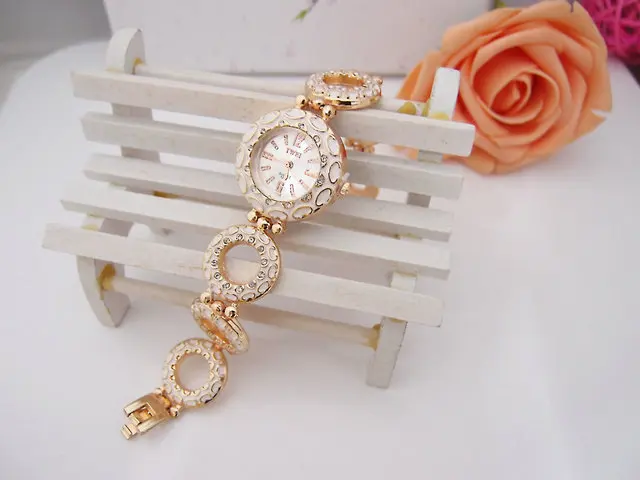 2017 известный бренд часы женские с логотипом twei Роскошные Кварцевые маленький