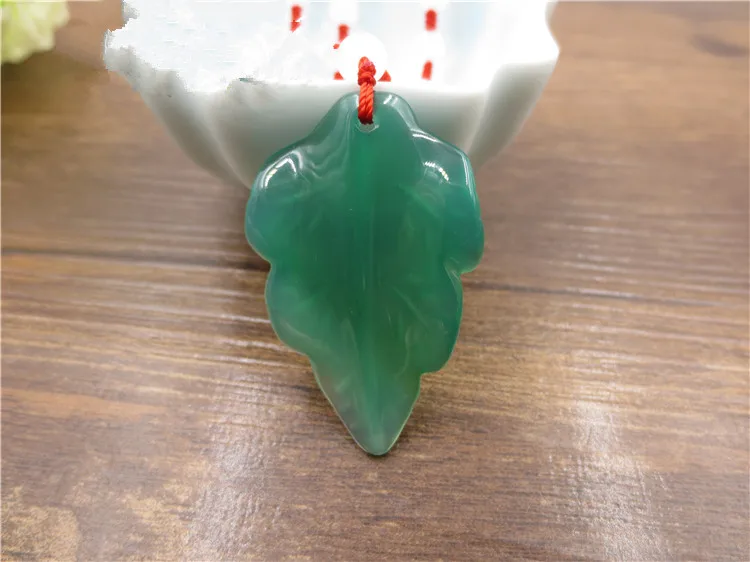 Ожерелье с подвеской из натуральных листьев халцедона ручной полировки