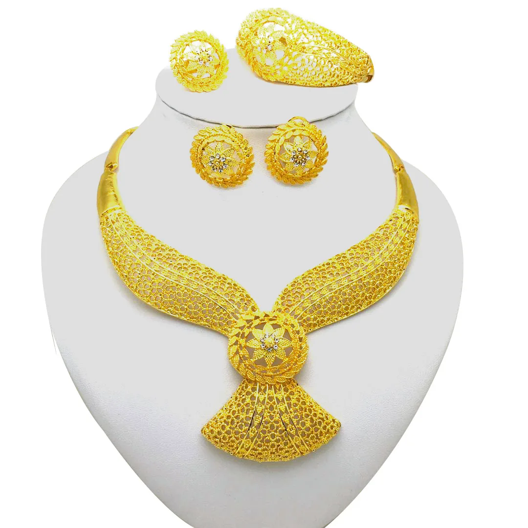 Комплект из колье, серёг, кольца и браслета