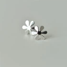 Женские серьги-гвоздики из серебра 925 пробы с цветком