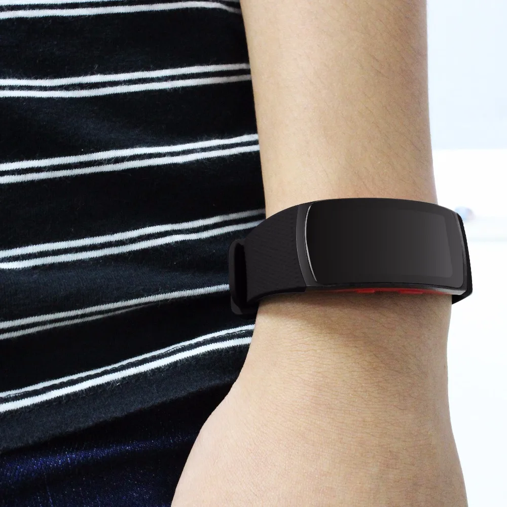 Силиконовый резиновый ремешок для часов Samsung Gear Fit 2 R360 / Fit2 Pro R365 спортивный черный