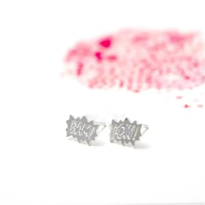 Модные серьги-гвоздики BAM POW с онономотоуксусными надписями и звуком взрыва |
