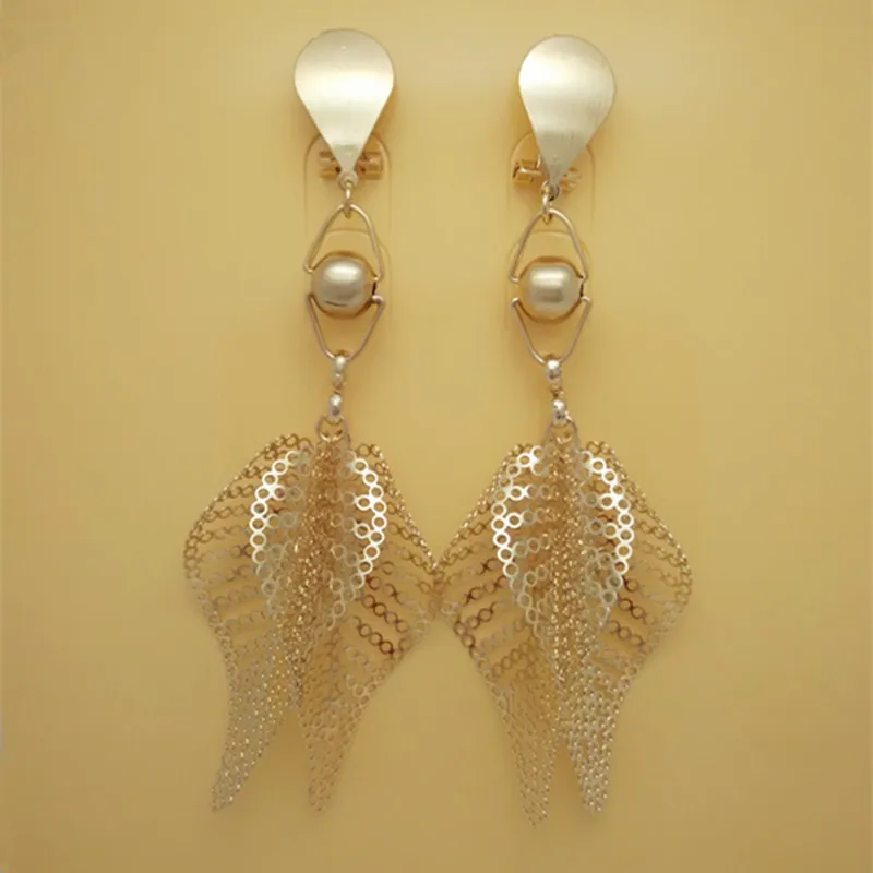 Женские длинные серьги капельки золотистого цвета с отверстиями в виде