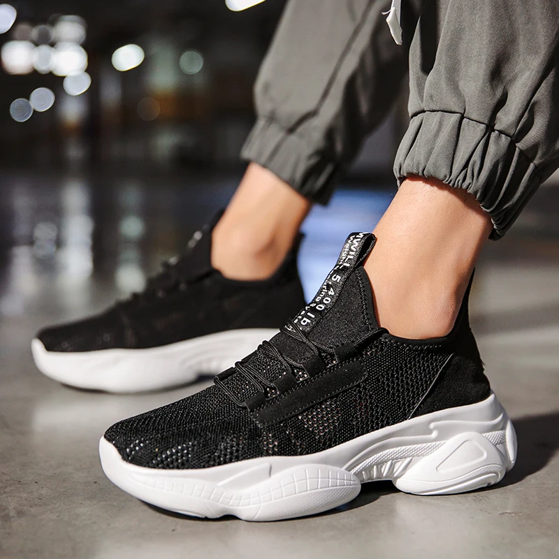 Мужские спортивные кроссовки сетчатые дышащие на увеличенной платформе модная