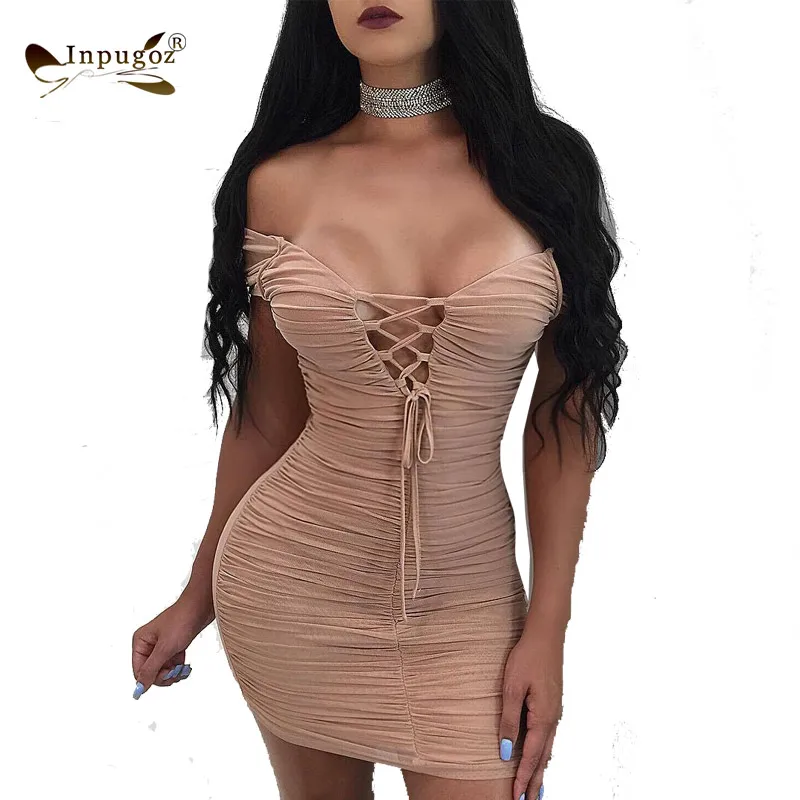 Пикантные на шнуровке с открытыми плечами глубоким v-образным вырезом облегающее