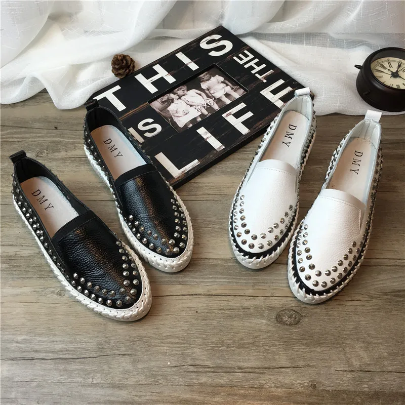 Женские мокасины с заклепками на плоской подошве заостренным носком толстой |