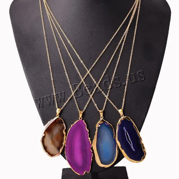 Нестандартное ожерелье из натурального камня с подвеской золотистого цвета