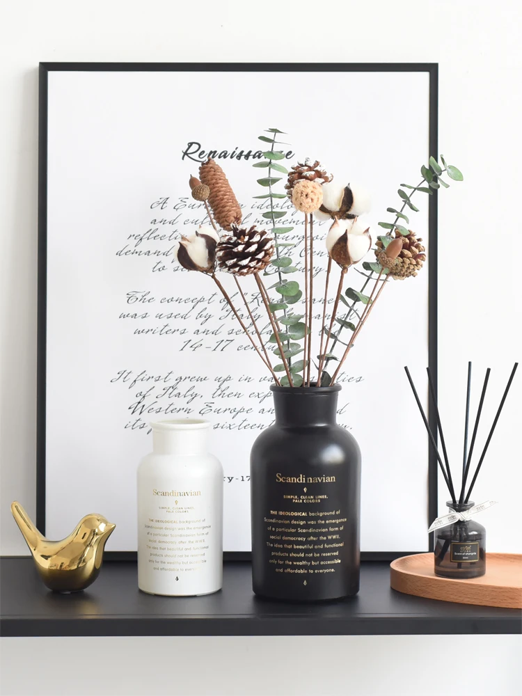 Скандинавская стеклянная ваза с креативными буквами черная/белая сухоцветами