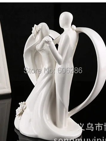 Романтические свадебные танцы невесты и жениха пара с арка в виде сердца