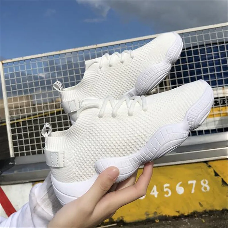 Женские кроссовки Flyknit белые из вулканизированной ткани на плоской подошве