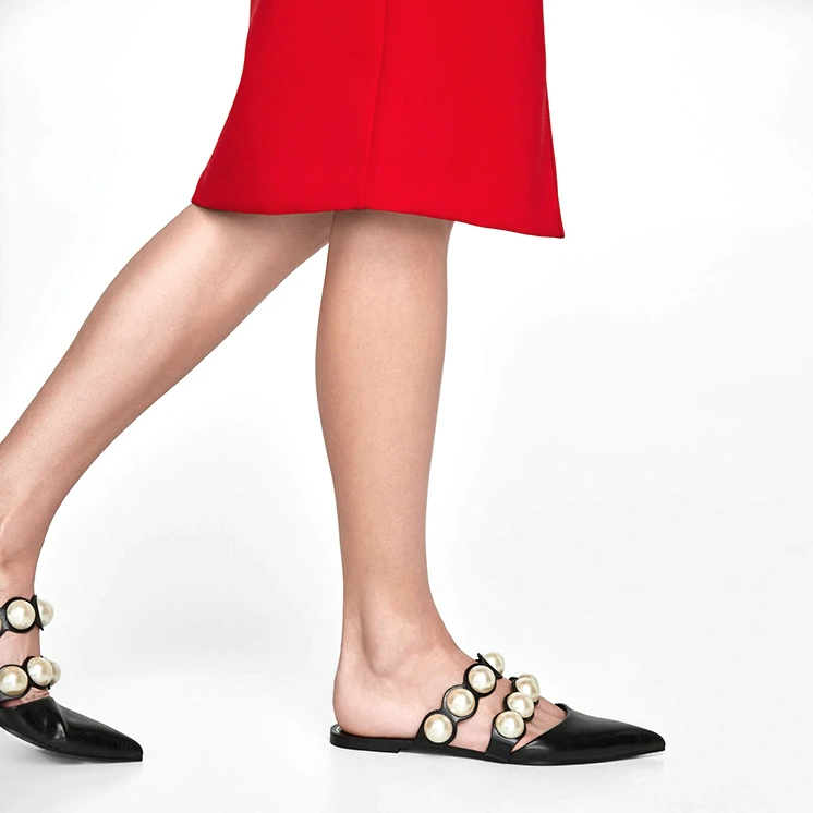 Женские босоножки с острым носком на плоской подошве без шнуровки жемчугом