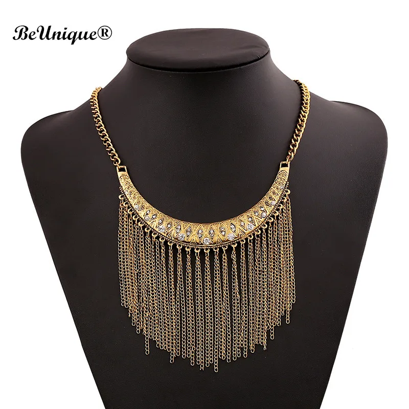 Большое массивное золотое ожерелье в форме Луны с длинной металлической